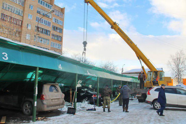 Семь автомобилей раздавила крыша платной парковки