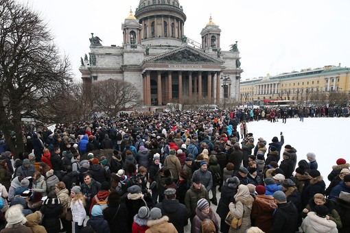 Протестующие окружили Исаакиевский собор