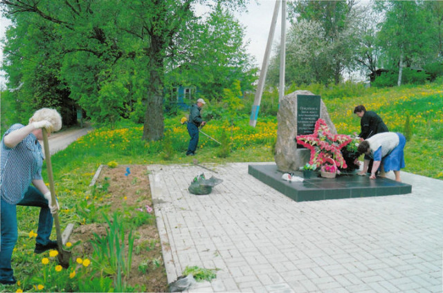 Пенсионеры привели в порядок памятник в Большом Советском переулке