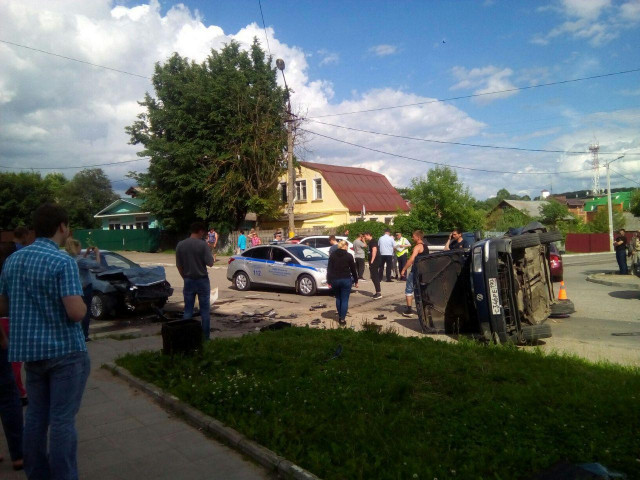 "Фольксваген" перевернулся от сильного столкновения на пересечении улиц Сергачёва и Колхозная