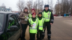 Тюльпаны – оригами вручили школьники Волоколамска женщинам – водителям