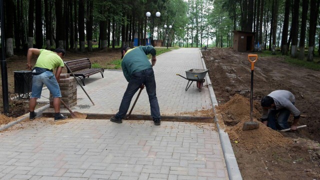 На детской площадке в парке появится резиновое покрытие