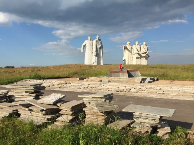 Началась реконструкция мемориала в Дубосеково
