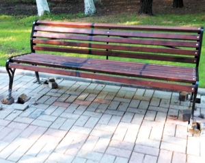 В парке поработали вандалы