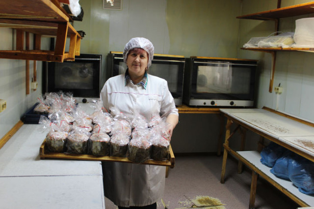 Предприниматель из Теряево испекла на Пасху более полутора тысяч куличей