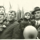Прислала Оксана Митягина (Ялочкина) с сообщением: "1977 год, я с папочкой Ялочкиным Юрием Анатольевичем (справа)