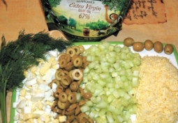 Салат с оливками и огурцом