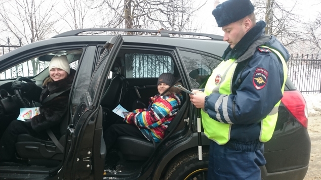 В Волоколамске инспекторы ГИБДД провели рейд у школ и детсадов