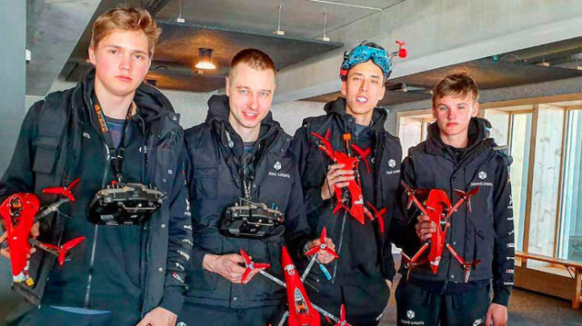 Российская команда сенсационно вышла в финал этапа Лиги чемпионов по дрон-рейсингу.