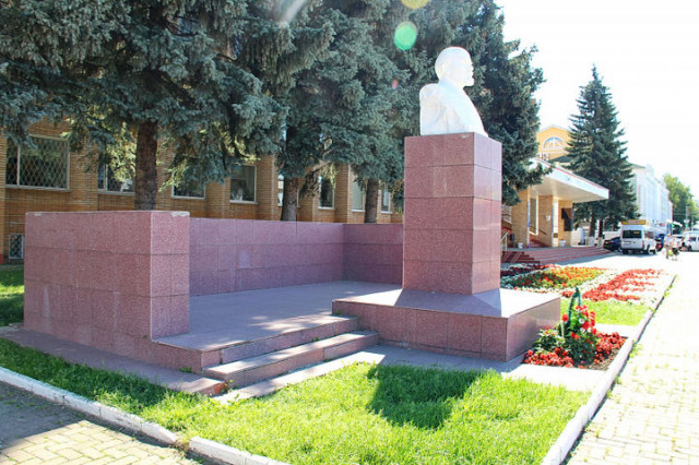Бюст Ленина в центре Волоколамска находится в катастрофическом состоянии