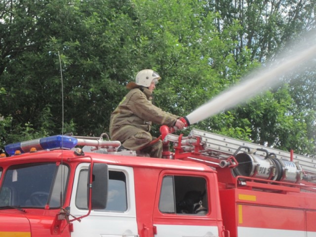 Пожарные провели учения с детских лагерях