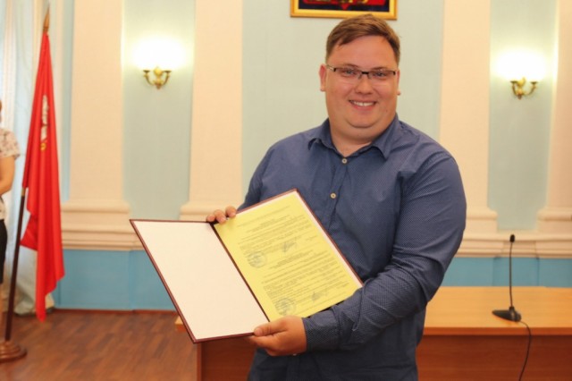 Министр вручил агроному "Авангарда" Алексею Пчелинцеву новую квартиру