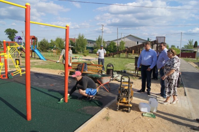 В Грядах сделали резиновое покрытие на спортплощадке