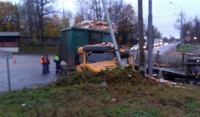 Погиб пассажир одного из грузовиков столкнувшихся на Новопетровском перекрестке