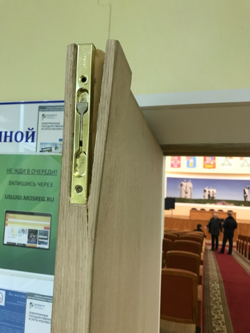Чиновники напали на журналиста и сломали дверь
