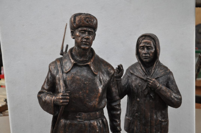 Памятник и люди