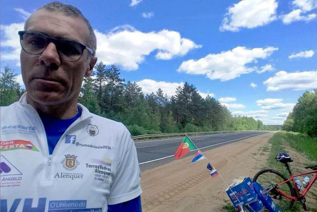 Португалец едет на велосипеде на Чемпионат мира через Волоколамск
