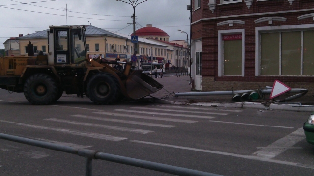 Фронтальный погрузчик снёс светофор в центре Волоколамска