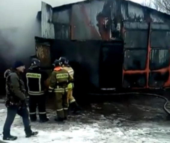 Полностью сгорел автосервис на улице Бакирова (видео)