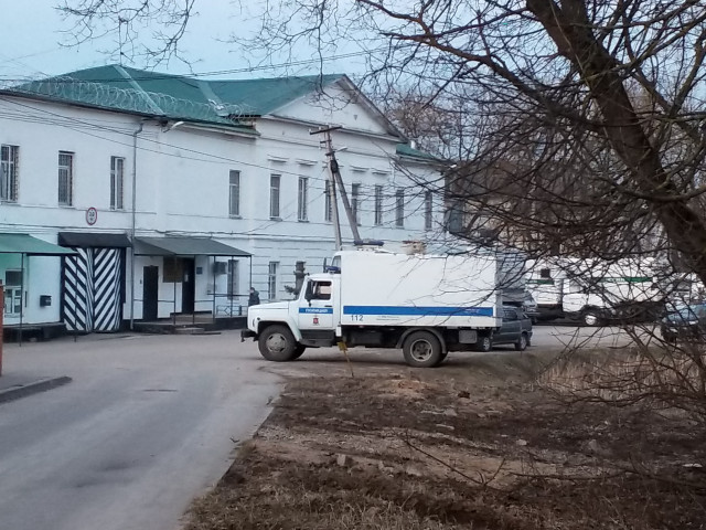 Из Волоколамской тюрьмы вывозят заключённых