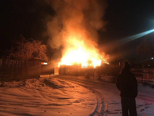 На улице Юности полностью сгорел барак на четыре семьи