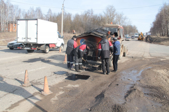 В Волоколамском районе приступили к ямочному ремонту