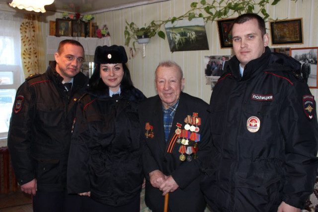 Волоколамские полицейские поздравили с 89-летием ветерана ОМВД
