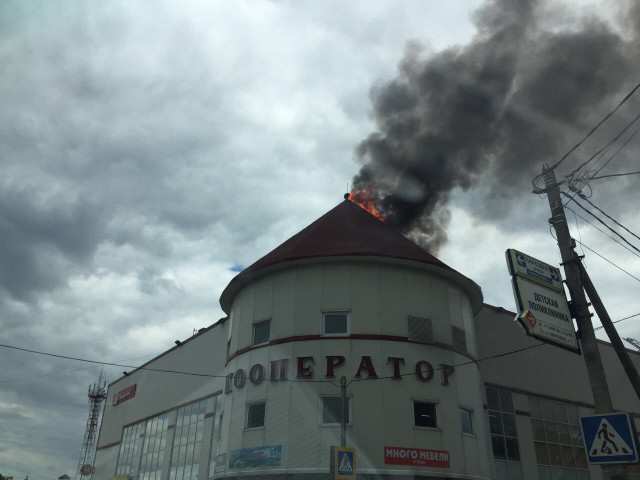 Горит крыша торгового центра "Кооператор"