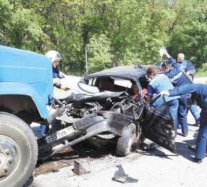 После жуткой аварии жителя ремзавода буквально вырезали из автомобиля