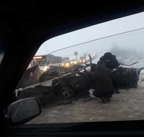 Автомобиль превратился в груду металла в смертельном ДТП с грузовиком