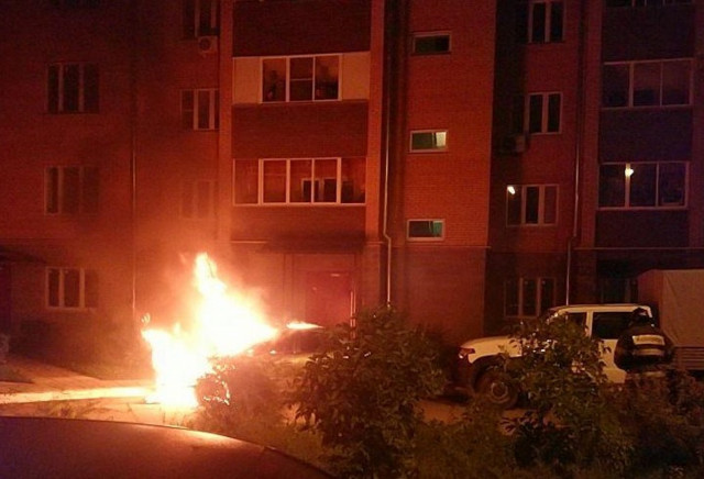 В Волоколамске во дворе жилого дома сгорел автомобиль