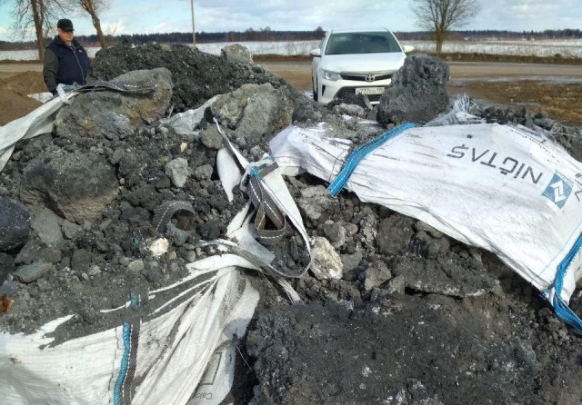 Возле Жданово обнаружены кучи с запахом карбида