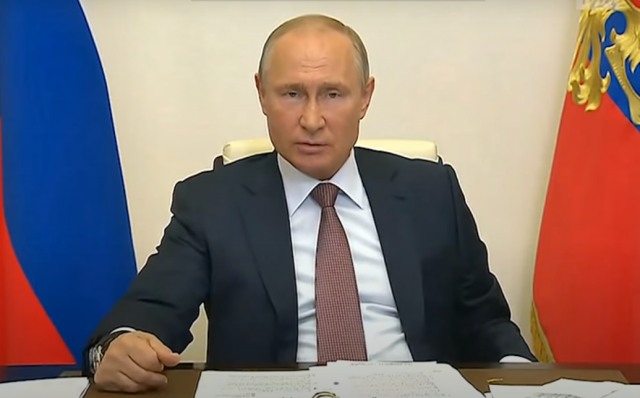 Путин возмутился ситуацией с выплатами медикам