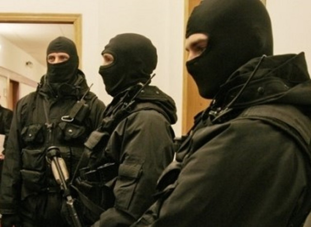Идёт обыск в кабинете Лазарева