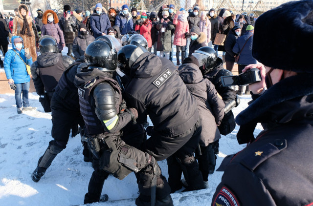 Десятки человек задержаны на акциях в поддержку Навального