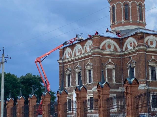 Начался ремонт кровли Никольского собора на средства неизвестного спонсора