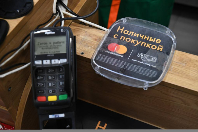 Россияне смогут снимать наличные прямо в кассах магазинов