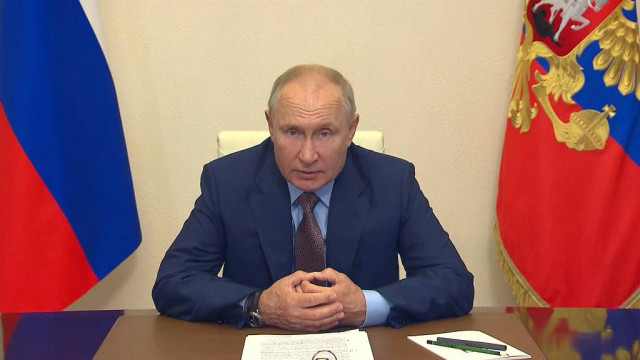 Путин поручил досрочно начать выплаты на школьников по ₽10 тысяч