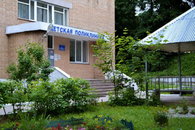 ИЗ ДЕТСКОЙ ПОЛИКЛИНИКИ УВОЛИЛИСЬ ВРАЧИ