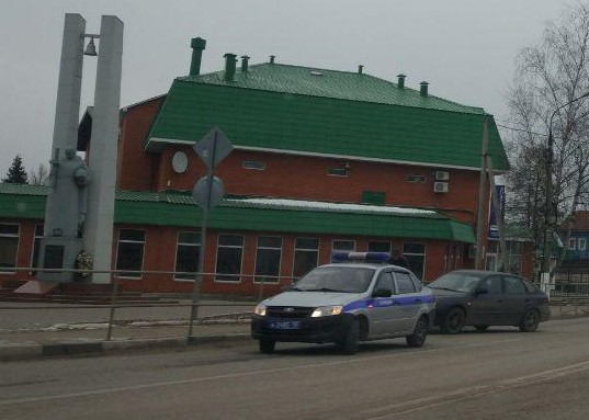 Странное ДТП: автомобиль протаранил тротуарное ограждение