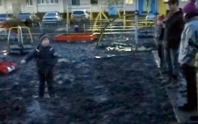 Активисты ОНФ в Чувашии вызволили ребенка, увязшего в грязи на недавно благоустроенной площадке