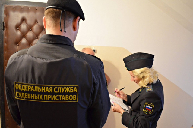 Как приставы из-за проблем родителей лишают денег приёмных детей