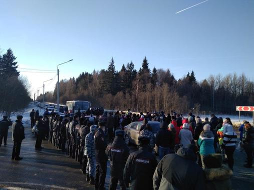 Мэр Волоколамска Лазарев пообщался с протестующими в Ядрово