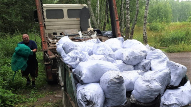 Шесть кубов мусора собрали в лесу близ Осташёво