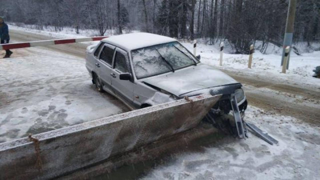 Нетерпеливый водитель врезался в железнодорожный переезд в Анино