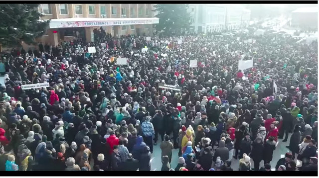 Посмотрите. Этот митинг ГОРАЗДО больше, чем вчерашний путинский в Лужниках