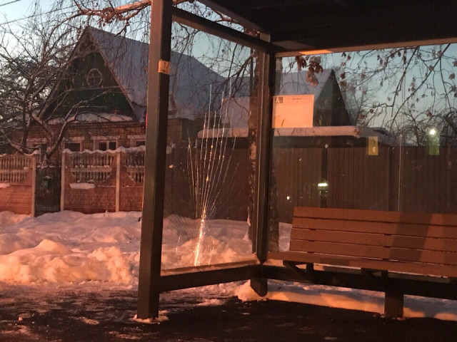 Подмосковным чиновникам нужно 9 месяцев на замену разбитого стекла автобусной остановки
