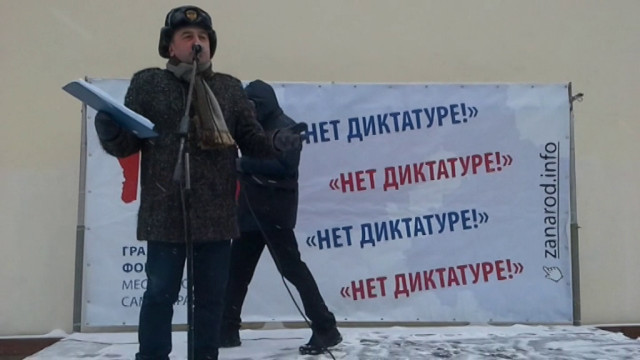 Бык попал под хвост павлину