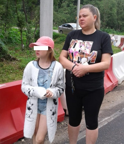 Сылка, хватит таскать ребенка на помойку и пиариться!!! оставь ее в покое!!!