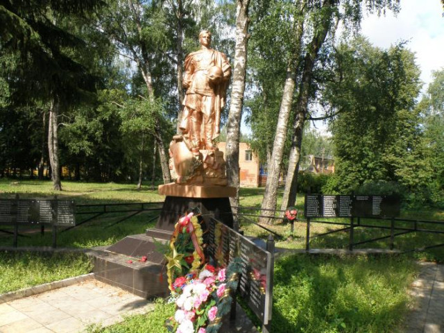 На братских могилах...